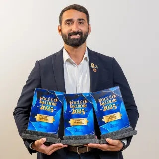 VICTOR RODRIGUES: 1° LUGAR - VEREADOR MAIS ATUANTE / 1° LUGAR - PROFESSOR DE EDUCAÇÃO FÍSICA ESCOLAR / 1° LUGAR - TREINADOR ESPORTIVO