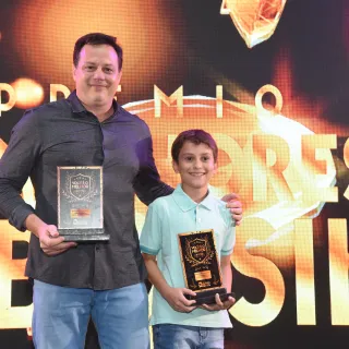 COLISEU VEÍCULOS: 1° LUGAR COMÉRCIO DE AUTOMÓVEIS SEMI NOVOS / JÚNIOR CARRARA: 1° LUGAR VENDEDOR DE VEÍCULOS